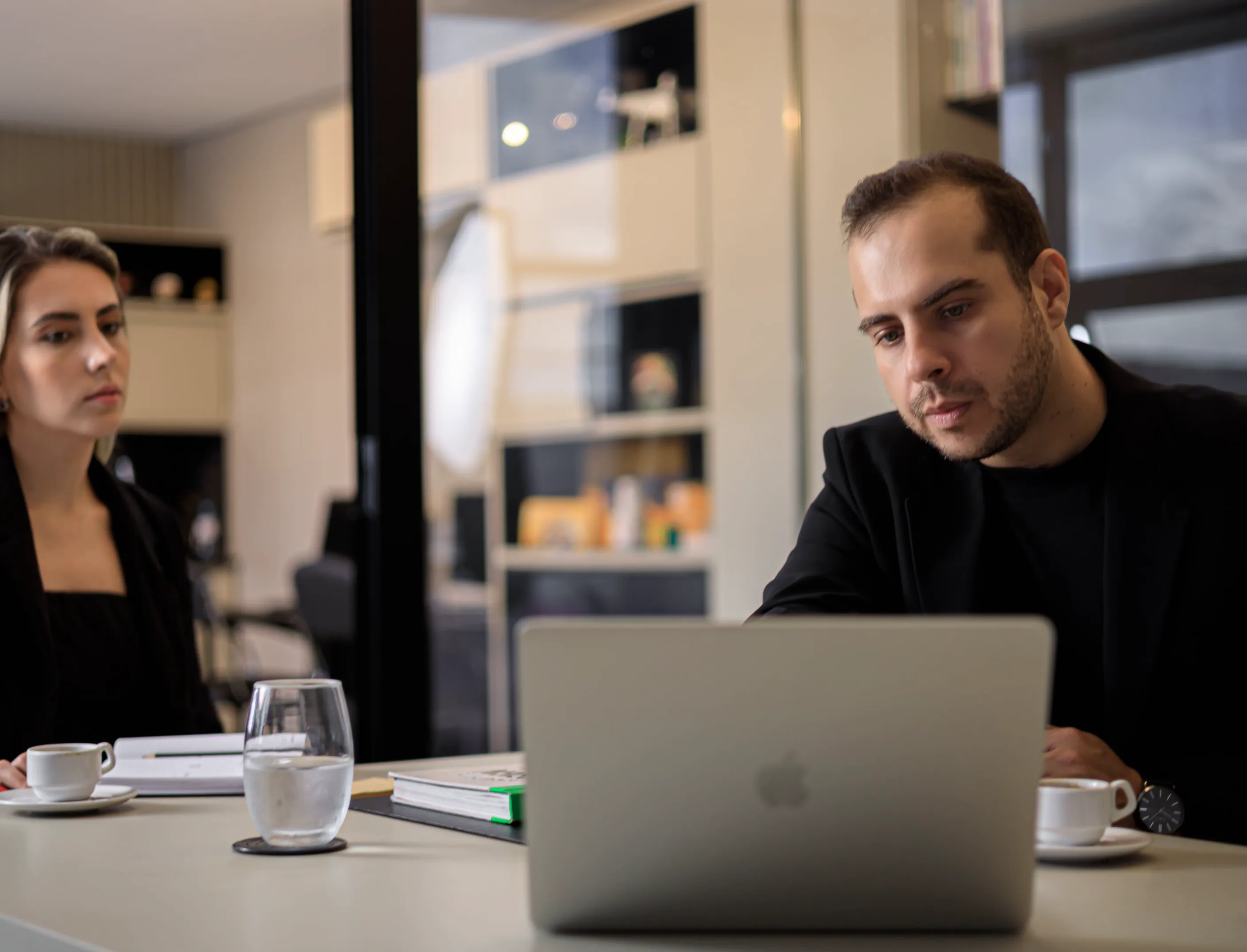 Equipe MultiON colaborando com soluções de inteligência artificial