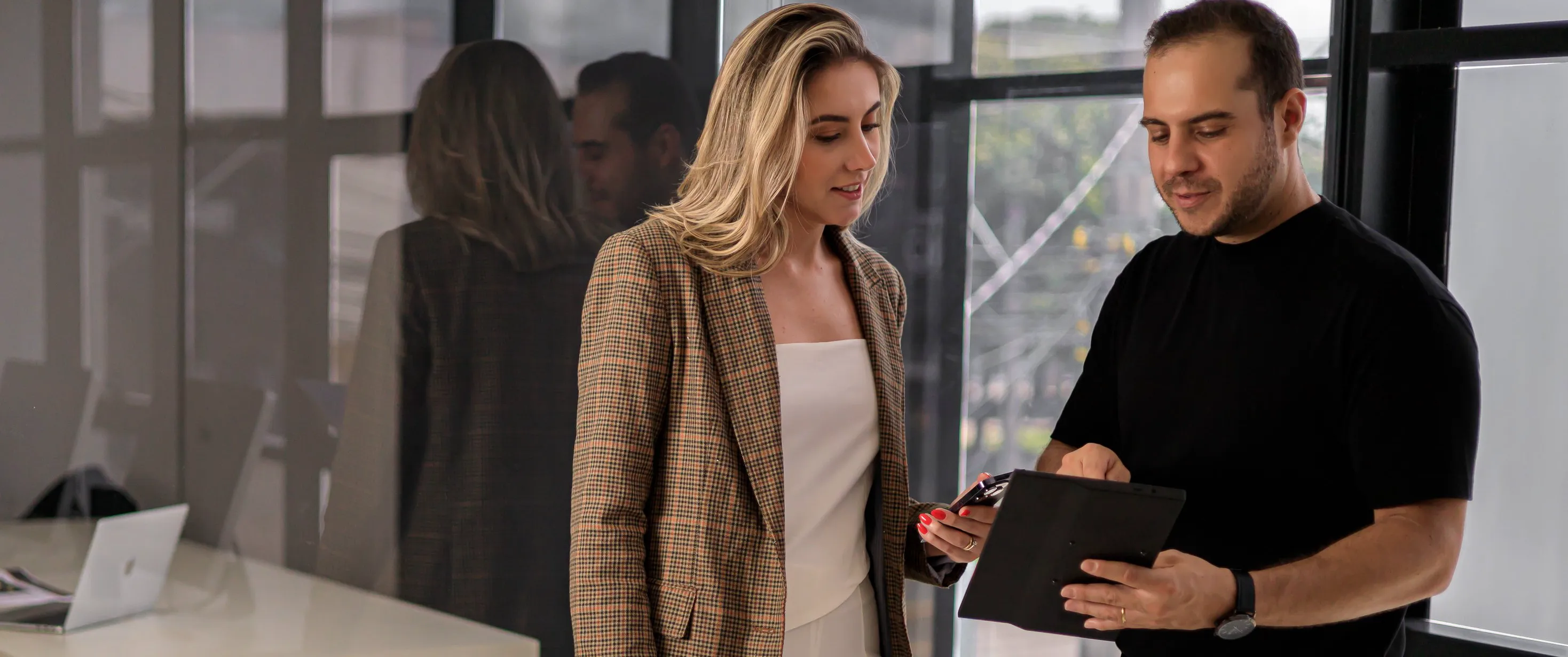 Equipe MultiON em ambiente de trabalho colaborativo