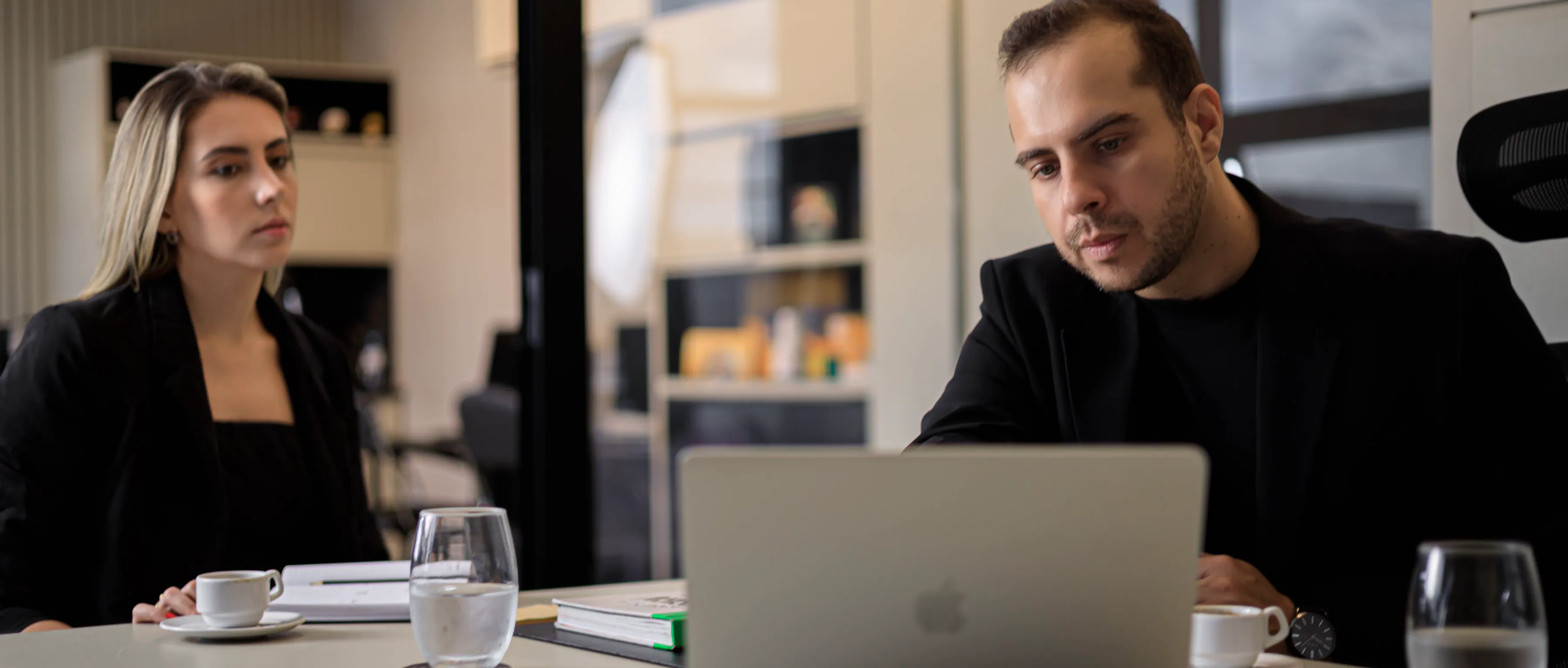 Marcus Vinicius, fundador da MultiON, em reunião com equipe